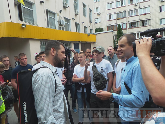 Активісти C14 побилися із журналістом Громадського Бурдигою під будівлею Голосіївського суду 01