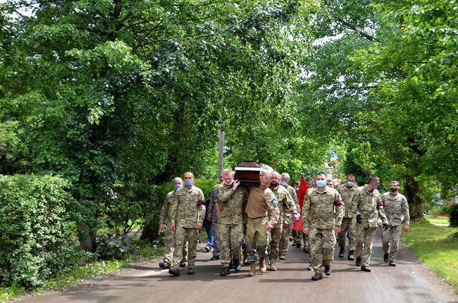 В Івано-Франківській області попрощалися з трагічно загиблою волонтеркою-парамедиком Іриною Шевчишин 09