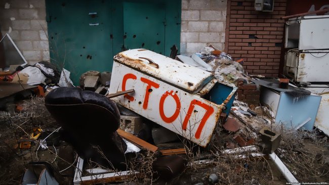 Beach rigged with mines, not a single undamaged building: journalists show embattled Shyrokyne village 04