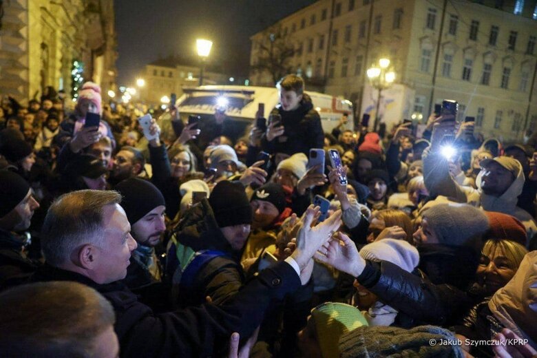 Ukrainians in Lviv greeted Duda with ovations 02