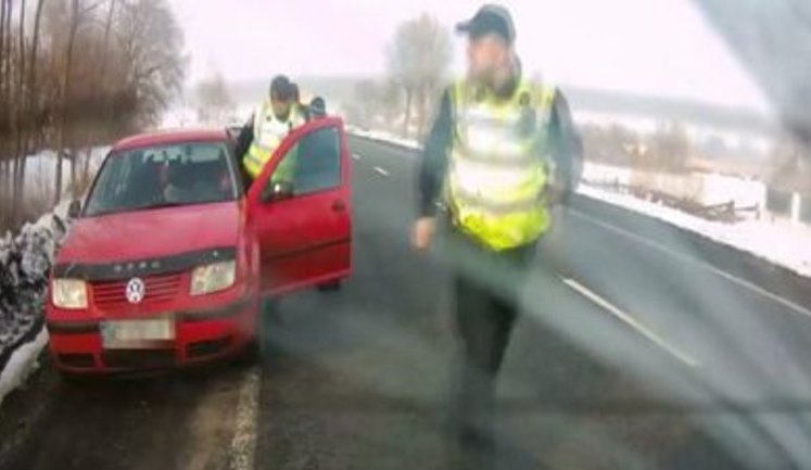 Решила сама поехать в роддом, но не успела: на Волыни женщина родила ребенка за рулем собственного автомобиля. ВИДЕО