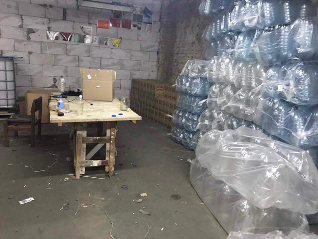 Налоговики в Киеве ликвидировали цех по изготовлению фальсифицированного алкоголя, изъято товаров более чем на 1,6 млн грн 08 Налоговики в Киеве ликвидировали цех по изготовлению фальсифицированного алкоголя, изъято товаров более чем на 1,6 млн грн 08