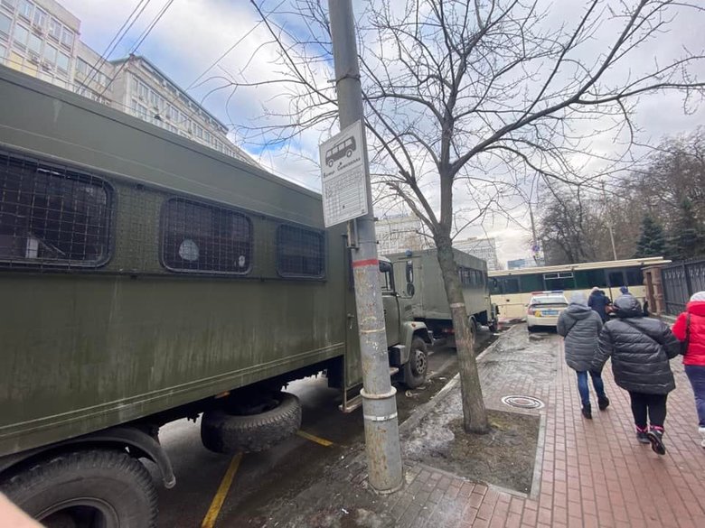 Количество силовиков под Апелляционным судом увеличивается, приезжают дополнительные автобусы, – Погребиский 01