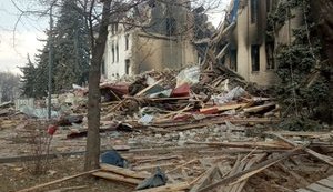 Через обстріли російських окупантів силовики не можуть дістати людей з-під завалів Маріупольського драмтеатру. ВІДЕО+ФОТОрепортаж