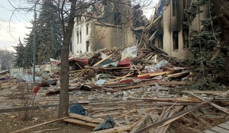 Через обстріли російських окупантів силовики не можуть дістати людей з-під завалів Маріупольського драмтеатру. ВІДЕО+ФОТОрепортаж