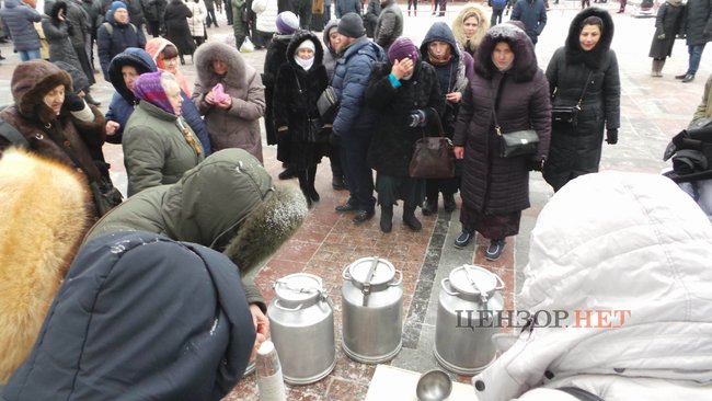 Верующие УПЦ МП пришли молиться под Раду 14