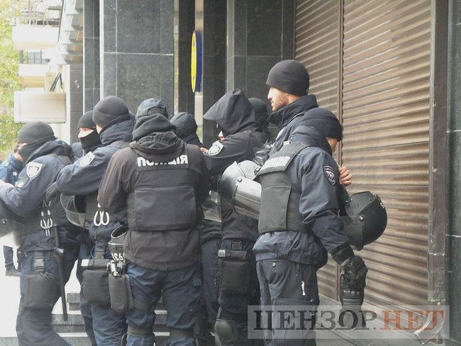 Активісти пікетували ГПУ з вимогою відставки Луценка 09