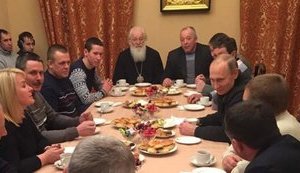 "Холуї теж мають бути за списком": Путіна спіймали на постановочній зйомці "з народом". ФОТОрепортаж