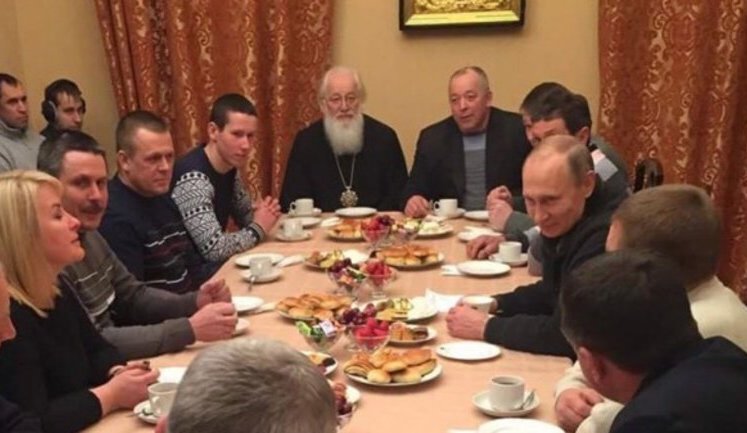 "Холуї теж мають бути за списком": Путіна спіймали на постановочній зйомці "з народом". ФОТОрепортаж