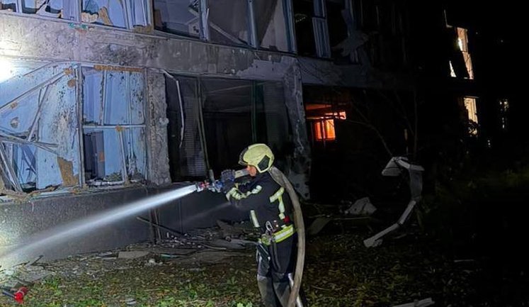 В Киеве повреждено здание вуза в Голосеевском районе: возник пожар. ФОТО