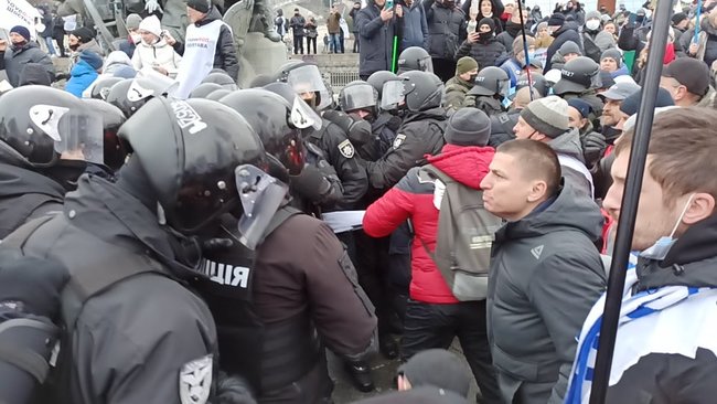 ФОПы попытались установить палатки на Майдане Незалежности: между митингующими и правоохранителями произошли стычки 06