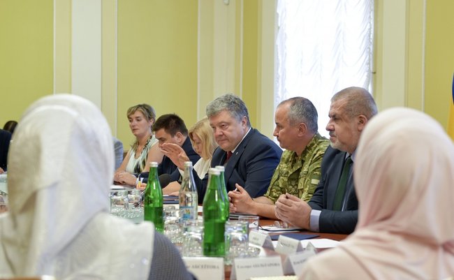 Звільнення українських політвязнів буде пріоритетом на переговорах глав МЗС нормандської четвірки, - Порошенко зустрівся із сімями українських бранців 01