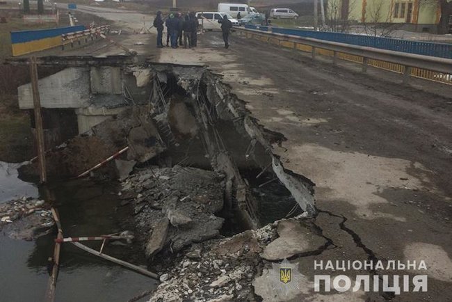 В Тернопольской области обрушился мост через реку Серет, - Нацполиция 01