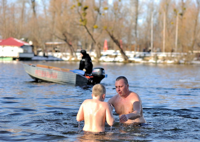 Купание в Днепре: в Киеве празднуют Крещение 07