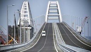 Оккупанты решили выставить блокпост на Керченском мосту, соединяющем полуостров с Россией