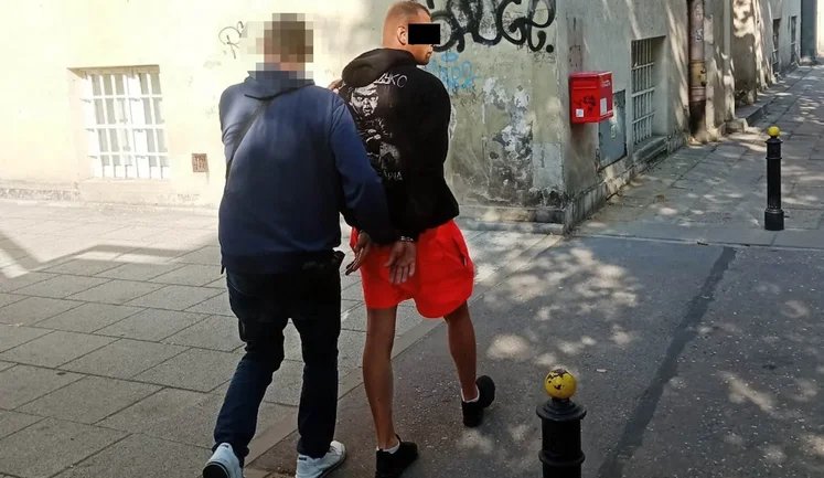 Трех украинцев избили в Варшаве из-за их национальности: полиция задержала нападавших