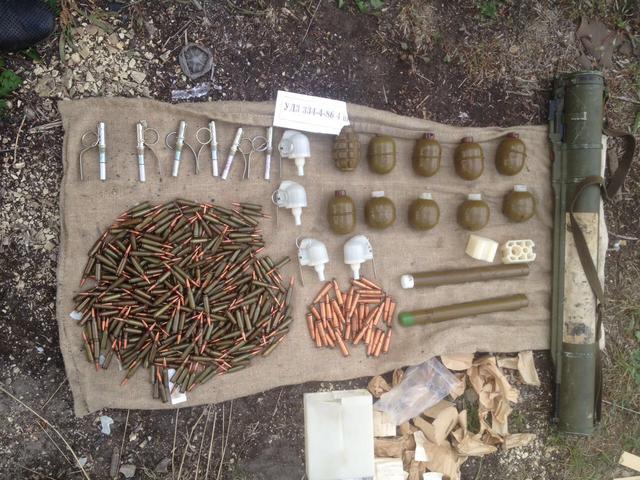 В схроне на Киевщине правоохранители обнаружили арсенал оружия, - прокуратура 01