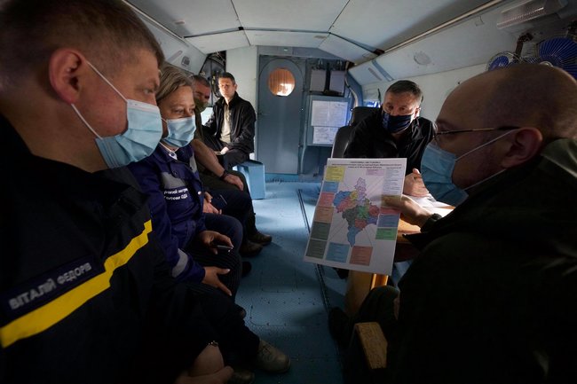 Разрушены 110 км автодорог, 1850 м берегоукреплений и 90 мостов: Шмыгаль и Аваков осуществили воздушный мониторинг наиболее затопленных районов Ивано-Франковщины 02 Разрушены 110 км автодорог, 1850 м берегоукреплений и 90 мостов: Шмыгаль и Аваков осуществили воздушный мониторинг наиболее затопленных районов Ивано-Франковщины 02