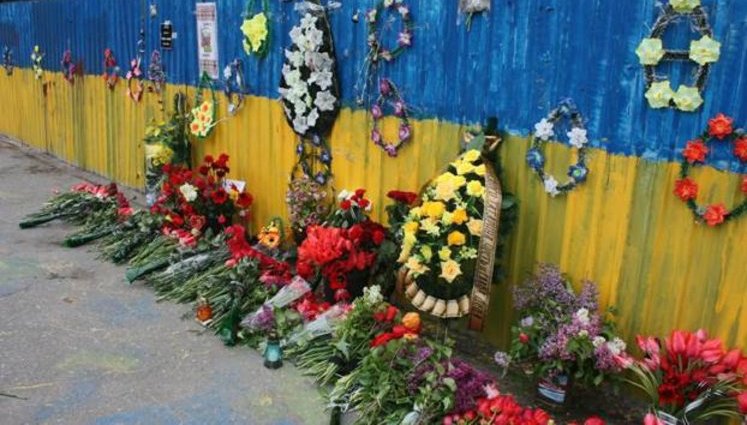 Руководители Одессы возложили цветы на место, где 2 мая 2014 года первыми погибли от пуль пророссийских боевиков активисты Майдана Игорь Иванов и Андрей Бирюков. ВИДЕО