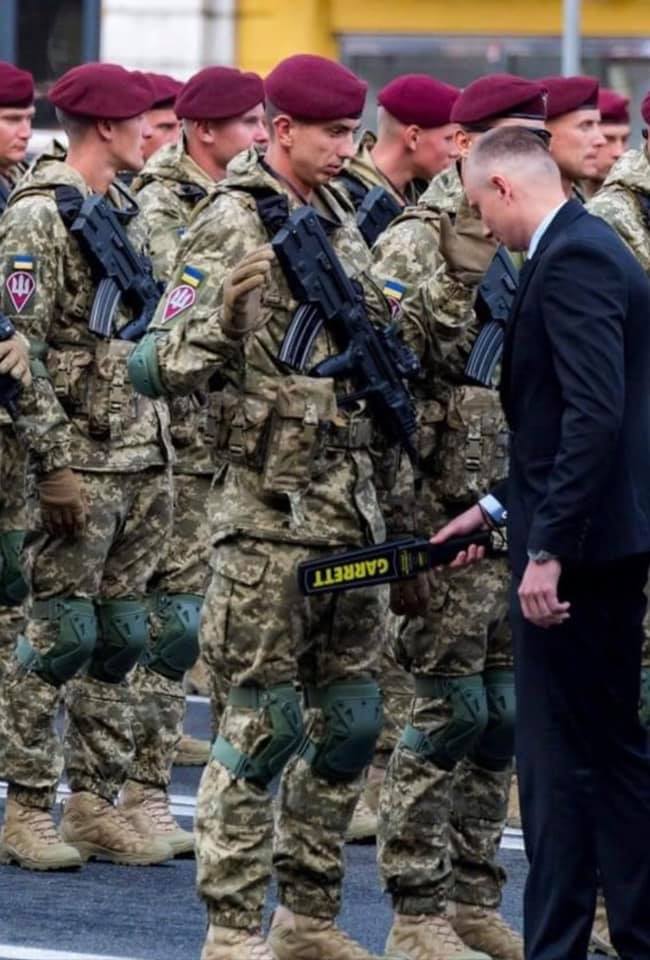 Воїнів, які марширували на параді, перевіряли на наявність заборонених предметів. Де морально виправдана межа? - Гриценко 01 Воїнів, які марширували на параді, перевіряли на наявність заборонених предметів. Де морально виправдана межа? - Гриценко 01