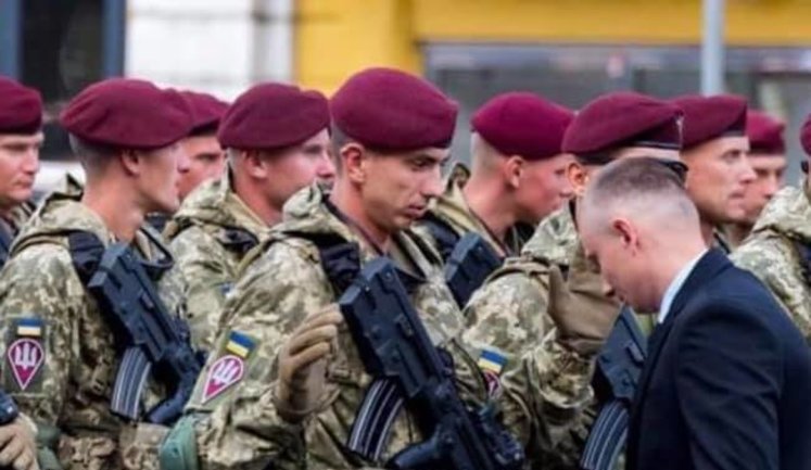 Воїнів, які марширували на параді, перевіряли на наявність заборонених предметів. Де морально виправдана межа? - Гриценко. ФОТО
