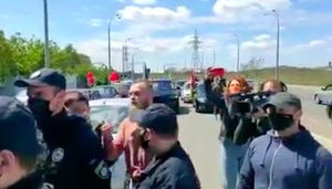 Автопробег со "слугой народа" Дмитруком остановили одесские активисты: "Ти московська шлюха! З'#бися звідси!". ВИДЕО