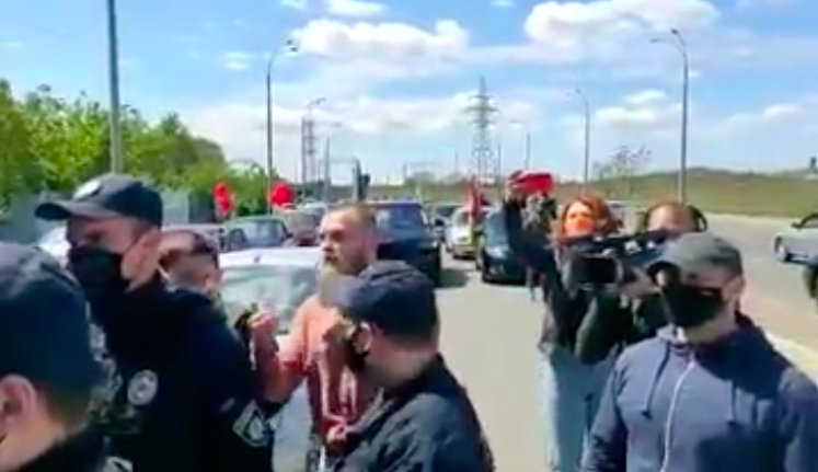 Автопробег со "слугой народа" Дмитруком остановили одесские активисты: "Ти московська шлюха! З'#бися звідси!". ВИДЕО