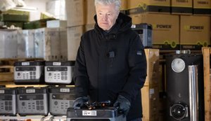 "Людям потрібні тепло і світло": Порошенко передав Дніпру зарядні станції, генератори та буржуйки