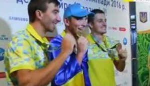 "Мій допінг - це патріотизм. Я все роблю заради слави моєї країни", - в Борисполі зустріли олімпійського чемпіона каноїста Чебана та його колег - призерів Міщука і Янчука. ВIДЕО