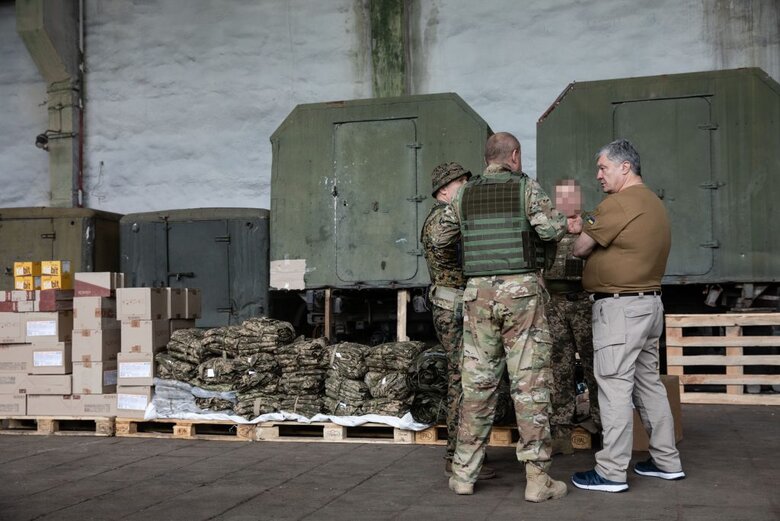 Порошенко в разрушенном храме обратился к Кириллу Гундяеву: Вы преступники и будете отвечать перед людьми и Богом 06