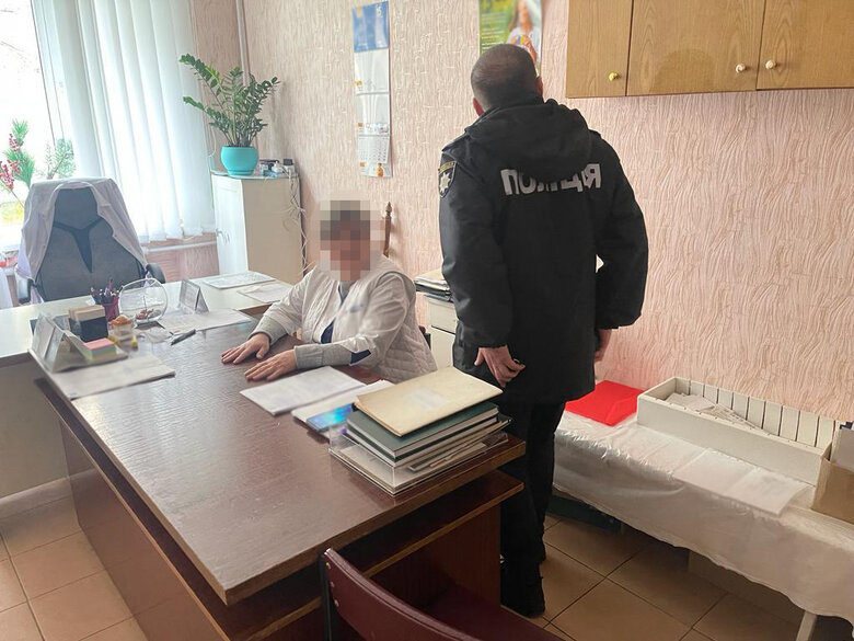 Група лікарів на Хмельниччині заробила 300 тис. дол. на оформленні меддовідок ухилянтам , - Нацполіція 01