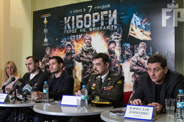 В Запорожье презентовали фильм Киборги: очередь за автографами, переполненный зал и гимн хором 01 В Запорожье презентовали фильм Киборги: очередь за автографами, переполненный зал и гимн хором 01