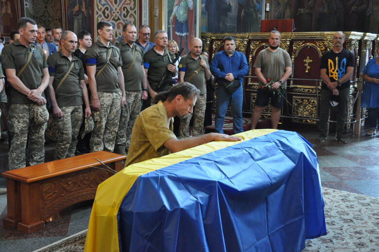 Із загиблим в бою з окупантами воїном Романом Барвінком (Скрипалем) попрощалися в Києві 38