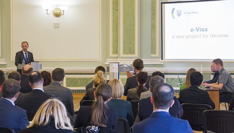 МЗС провів для іноземних дипломатів презентацію про онлайн оформлення української електронної візи. ФОТО