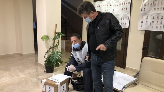 Волонтерів опитування Зеленського фіксують на виборчих дільницях 03