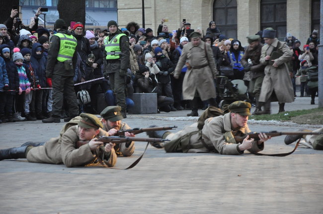 У Києві відбулася історична реконструкція бою за завод Арсенал між військами УНР і більшовиками 12