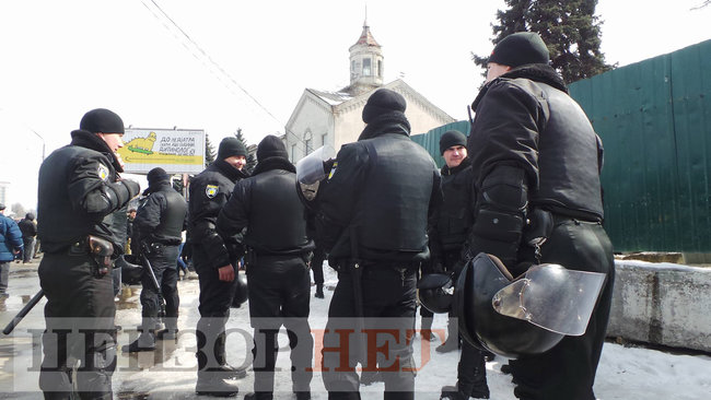 Nationalists block police raiding Kyiv-based ATEK plant 06