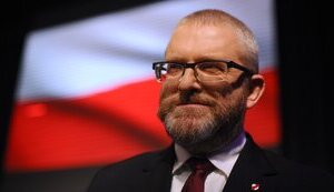 Пророссийский кандидат в президенты Польши Браун сорвал флаг Украины с мэрии: полиция расследует. ВИДЕО