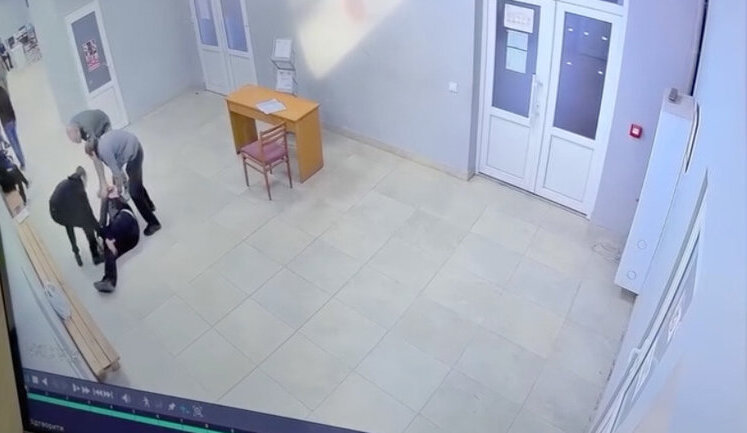 Мужчина после визита в ТЦК Ужгорода оказался в реанимации с травмой головы: военкомат говорит, что ему "внезапно стало плохо". ВИДЕО