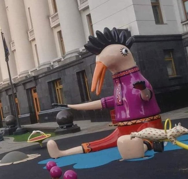 Під офісом Зеленського встановили величезного декоративного півня 01
