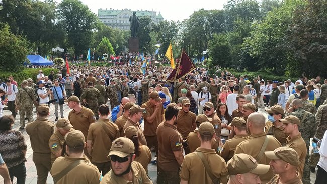Хода ветеранів 2020: справа Шеремета, дощ та жіноча коробочка 02