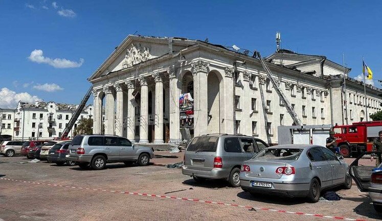 Волонтери організовують будівельний батальйон у Чернігові для відбудови пошкоджених ударом РФ об’єктів, перший з них - Театральний гуртожиток. ВIДЕО
