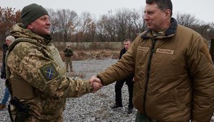 Президент Латвии Вейонис посетил зону проведения ООС и встретился с украинскими военными. ФОТОрепортаж
