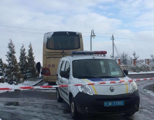 Неизвестные повредили взрывным устройством внешнюю обшивку польского автобуса возле Львова, - Нацполиция 01