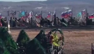 Росіянин фільмує кладовище "героев СВО" у Красноярську: "Просто ахереть! Ни конца, ни края - все в флагах". ВIДЕО
