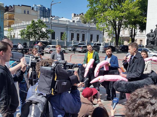 Активісти влаштували під Радою парад страусів з вимогою оновити склад ЦВК 01
