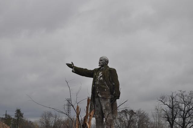 В Киеве на Оболони нашли последний недекоммунизированный памятник Ленину 04