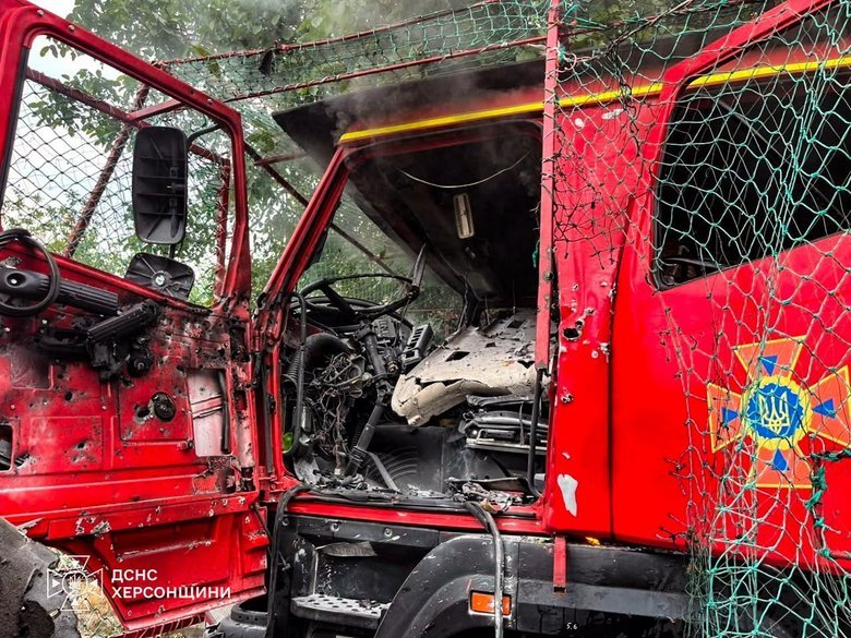 Росіяни вдарили по авто пожежників у Херсоні