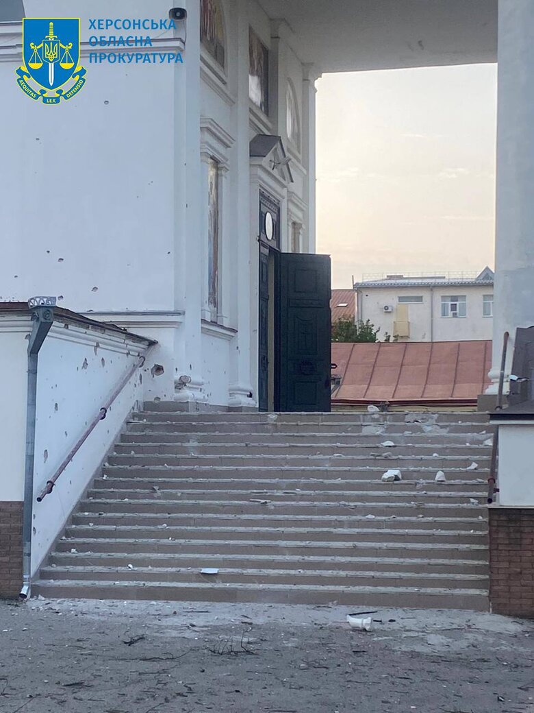 Вночі ворог обстріляв Херсон, постраждали двоє дітей 03 Вночі ворог обстріляв Херсон, постраждали двоє дітей 03
