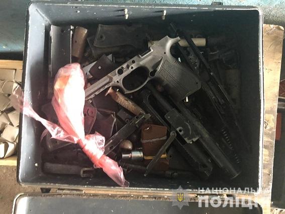 Поліцейські повідомили про підозру трьом правоохоронцям, а також затримали чотирьох чоловіків, причетних до діяльності нікопольського ОЗУ Біле братство 03